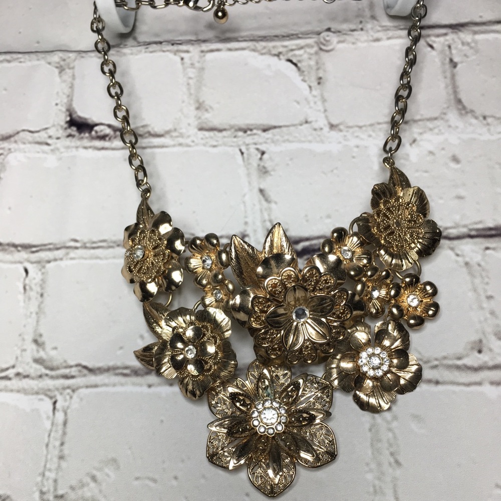 GOLD FLORAL STATEMENT NECKLACE